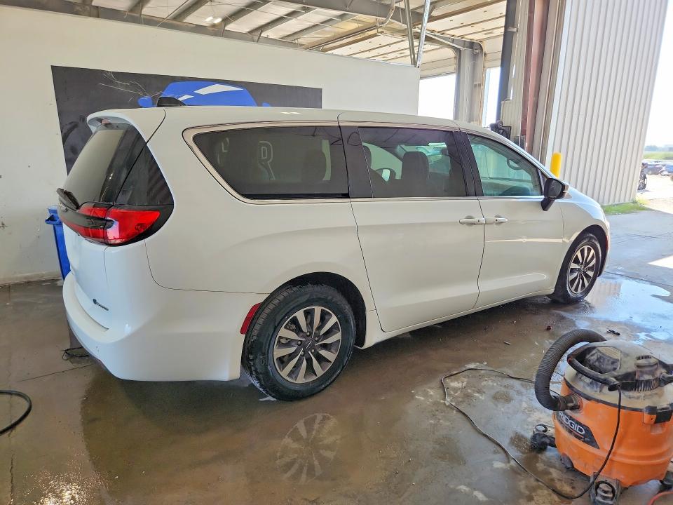 Photo 3 from auction – 2023 CHRYSLER PACIFICA with VIN 2C4RC1L75PR611607