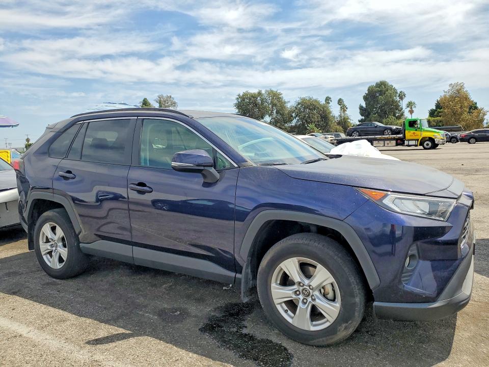 Photo 4 from auction – 2021 TOYOTA RAV4 with VIN 2T3W1RFV4MW119735