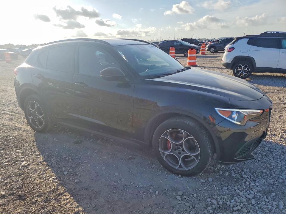 Photo 4 from auction – 2023 ALFA ROMEO STELVIO with VIN ZASPAJAN7P7D55042