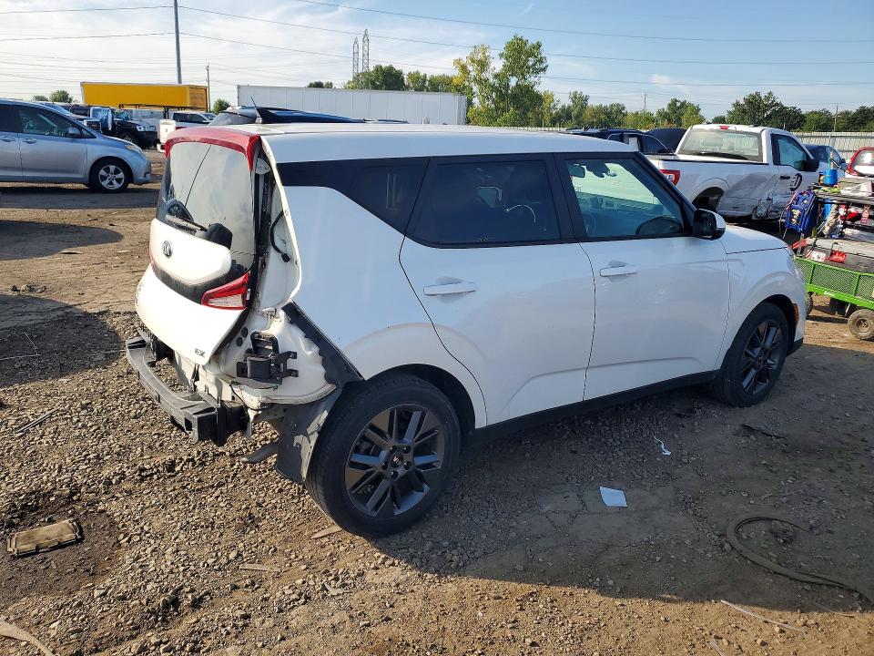 Photo 3 from auction – 2021 KIA SOUL with VIN KNDJ33AU2M7753878