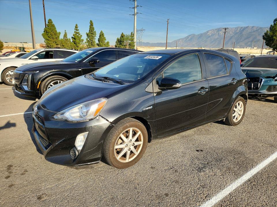 Снимка 1 от търг – 2015 TOYOTA PRIUS C с VIN JTDKDTB3XF1096731