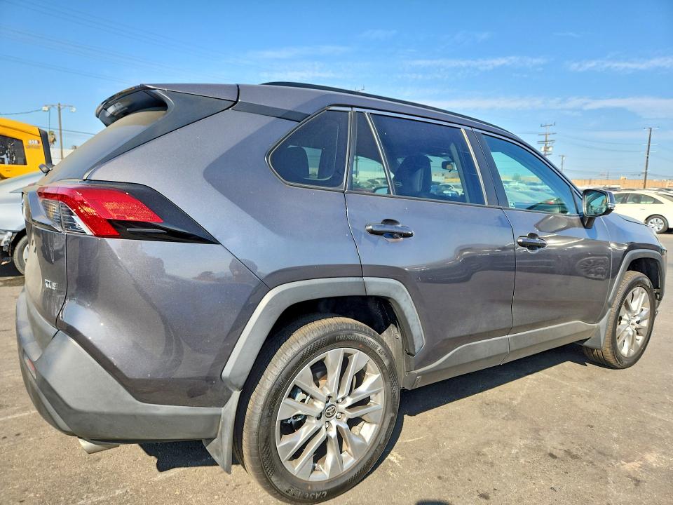 Photo 3 from auction – 2022 TOYOTA RAV4 with VIN 2T3C1RFV7NW214424