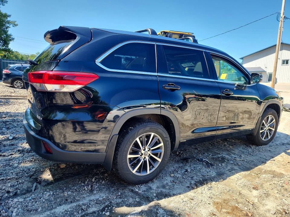 Photo 3 from auction – 2018 TOYOTA HIGHLANDER with VIN 5TDJZRFH8JS832311