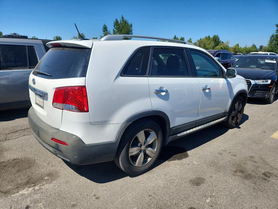 Photo 3 from auction – 2013 KIA SORENTO with VIN 5XYKUDA63DG344901