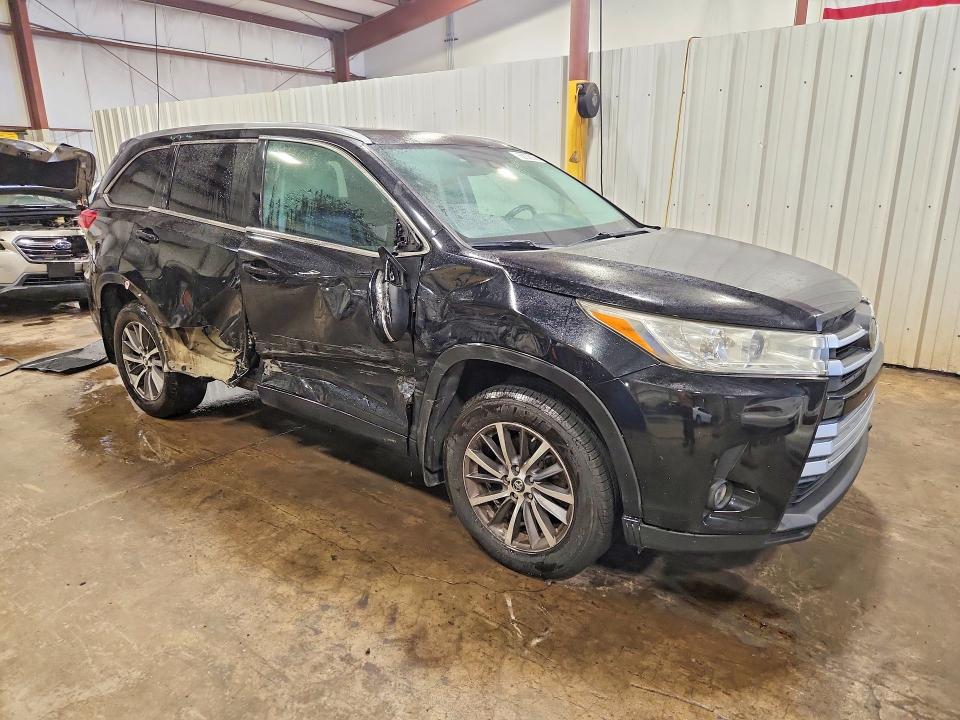 Photo 4 from auction – 2018 TOYOTA HIGHLANDER with VIN 5TDJZRFH5JS884530
