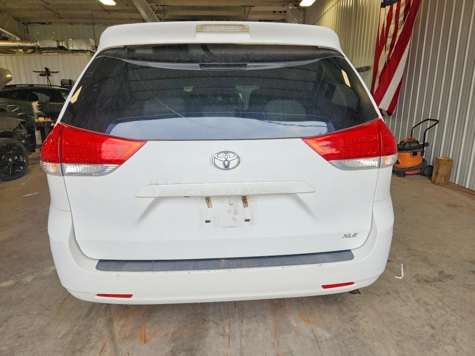 Photo 6 from auction – 2011 TOYOTA SIENNA with VIN 5TDYK3DC0BS154727