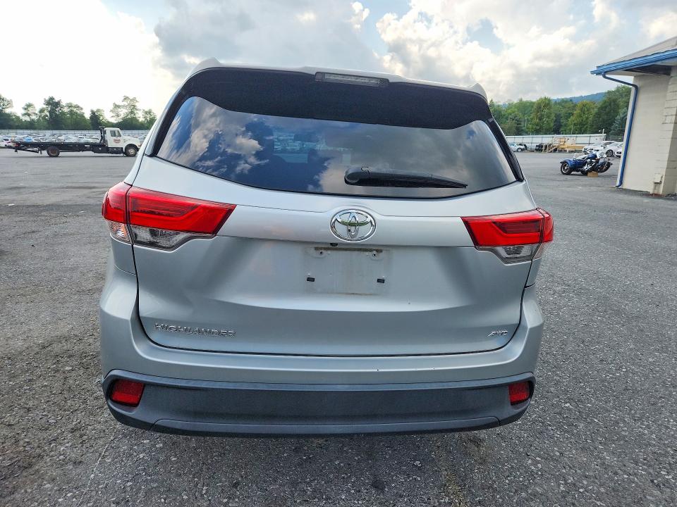 Photo 6 from auction – 2018 TOYOTA HIGHLANDER with VIN 5TDBZRFH1JS858768
