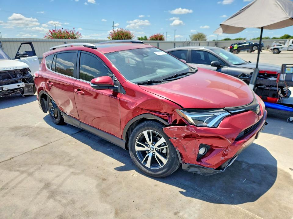 Снимка 4 от търг – 2018 TOYOTA RAV4 с VIN JTMWFREV4JD130424