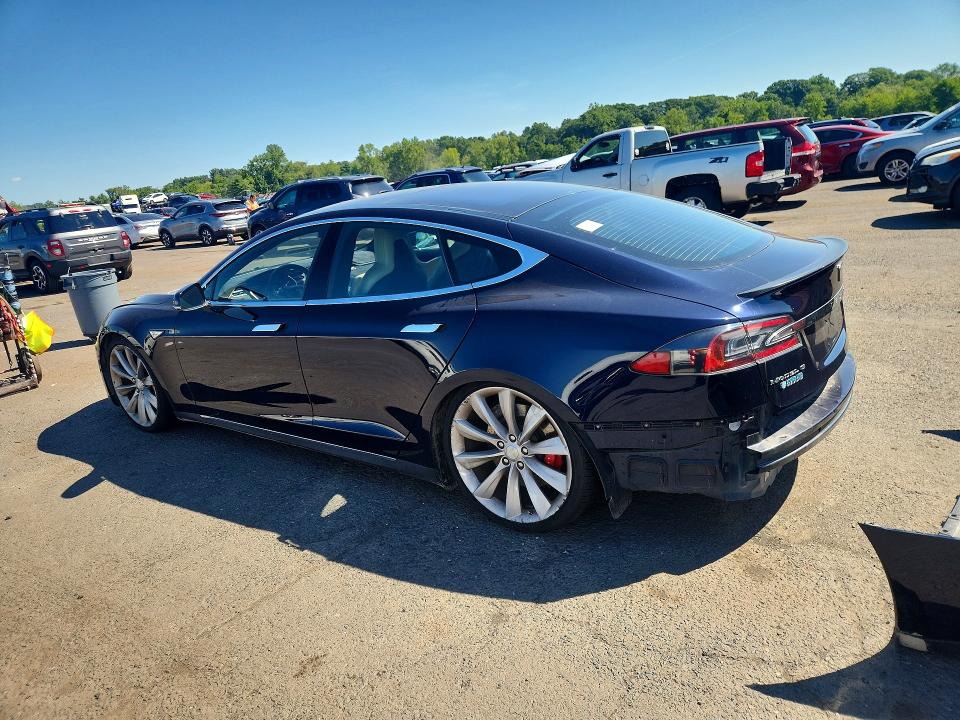 Foto 2 de la subasta – 2015 TESLA MODEL S con VIN 5YJSA1H21FFP70204