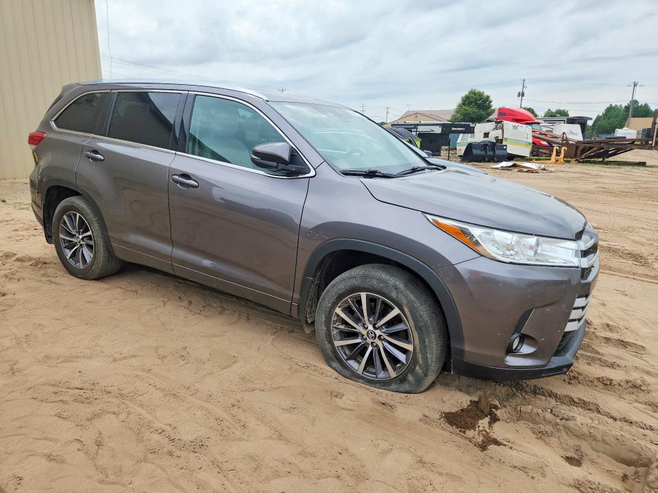 Photo 4 from auction – 2018 TOYOTA HIGHLANDER with VIN 5TDJZRFH1JS532139