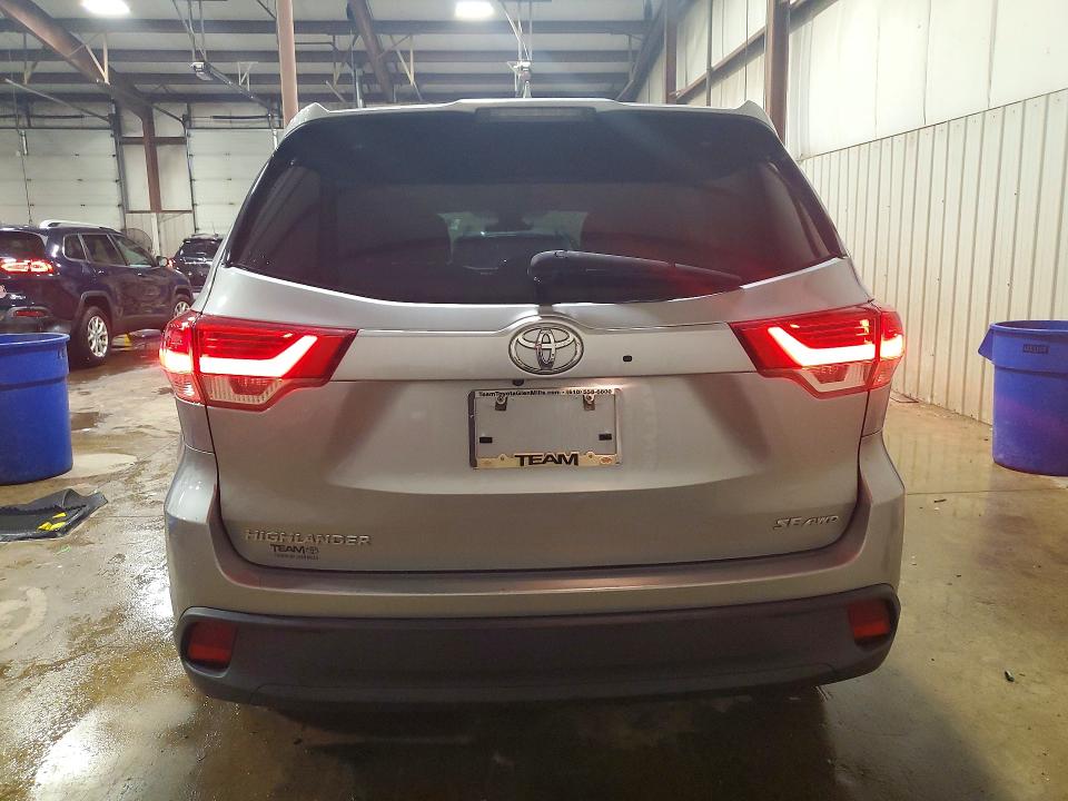 Photo 6 from auction – 2018 TOYOTA HIGHLANDER with VIN 5TDJZRFH6JS537773