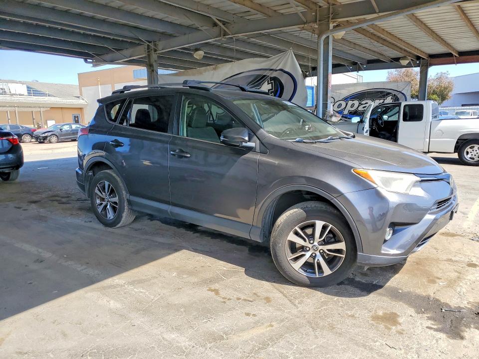 Photo 4 from auction – 2017 TOYOTA RAV4 with VIN JTMWFREV0HJ101367
