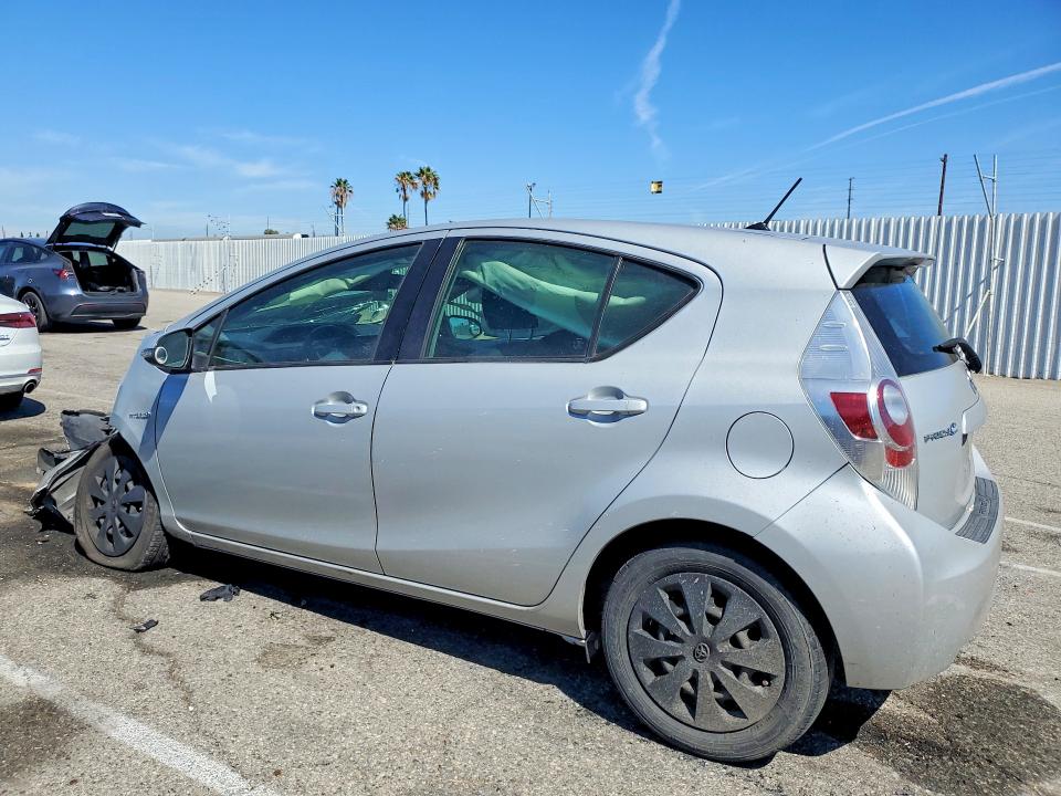 Photo 2 from auction – 2014 TOYOTA PRIUS C with VIN JTDKDTB39E1569825