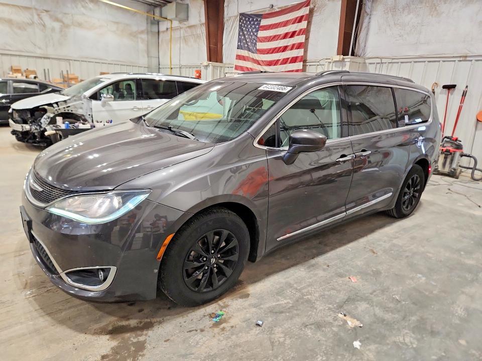 CHRYSLER PACIFICA 2017 with VIN 2C4RC1BG8HR613838 - Photo from auction