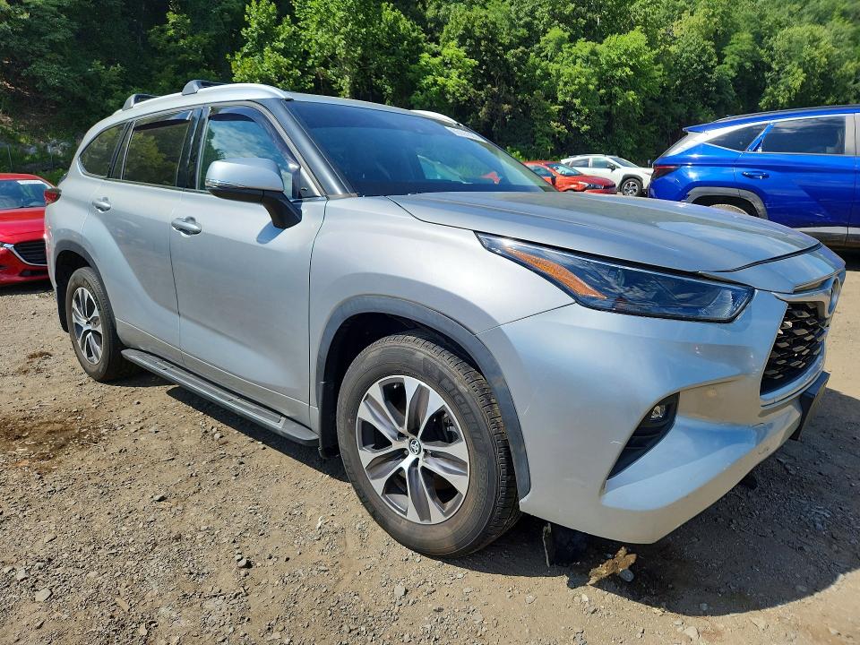 Photo 4 from auction – 2022 TOYOTA HIGHLANDER with VIN 5TDHZRBH4NS229494