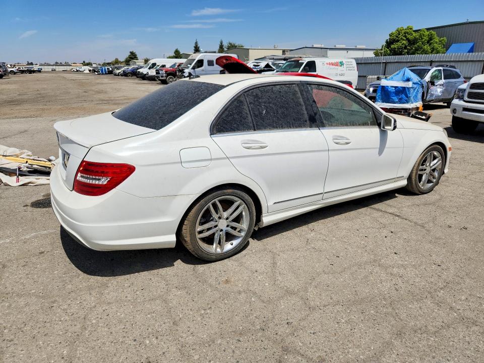 Photo 3 from auction – 2014 MERCEDES-BENZ C with VIN WDDGF4HBXER315293
