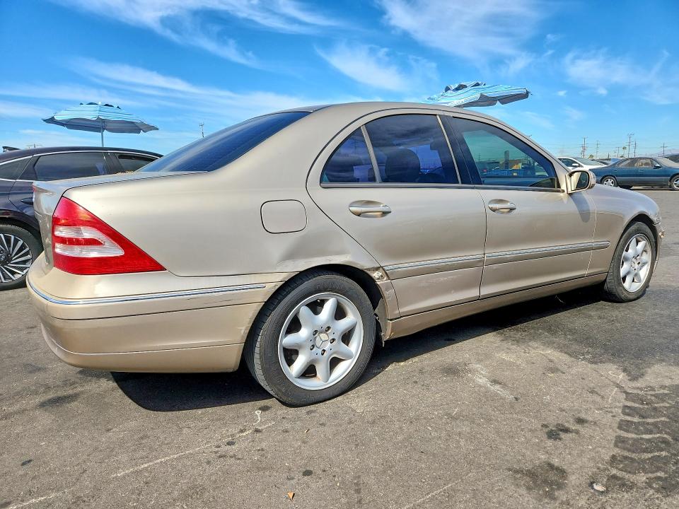 Снимка 3 от търг – 2004 MERCEDES-BENZ C с VIN WDBRF61JX4E016424