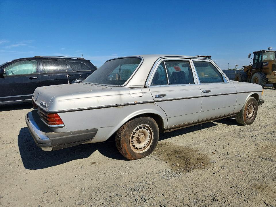 Photo 3 from auction – 1982 MERCEDES-BENZ 300 D with VIN WDBAB33A6CB004307