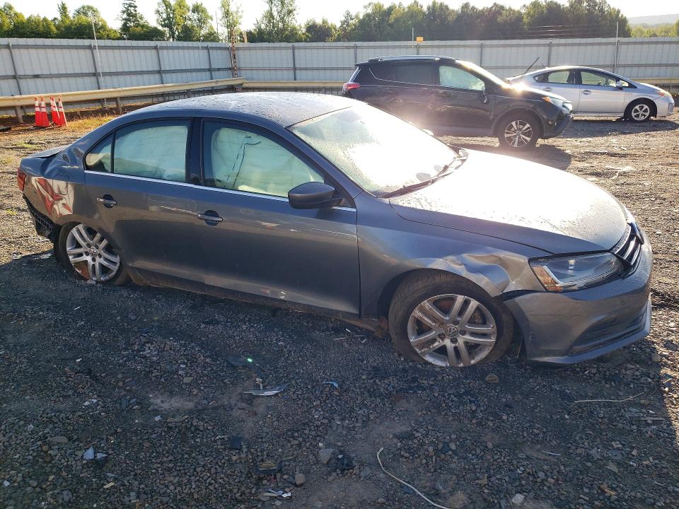 Photo 4 from auction – 2017 VOLKSWAGEN JETTA with VIN 3VW2B7AJ1HM305595