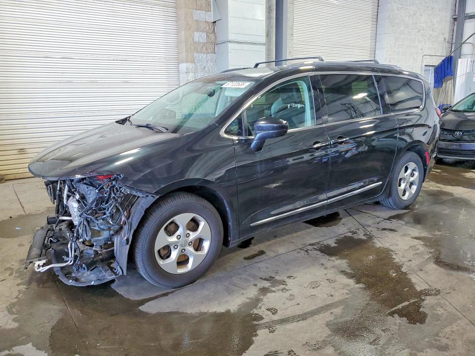 CHRYSLER PACIFICA 2017 with VIN 2C4RC1EG7HR821771 - Photo from auction