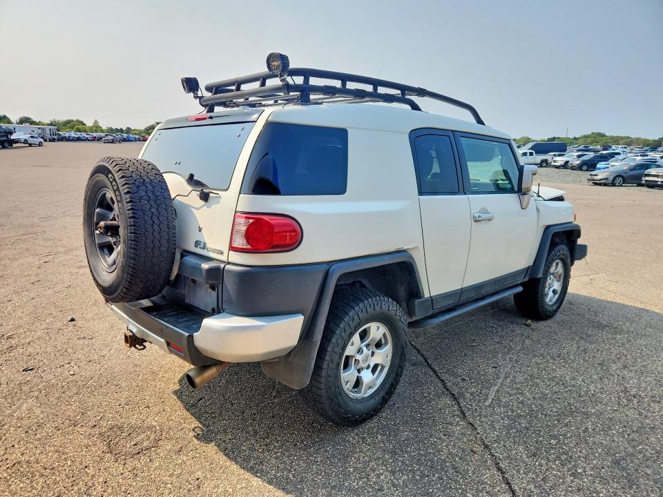 Photo 3 from auction – 2011 TOYOTA FJ CRUISER with VIN JTEBU4BF5BK108249