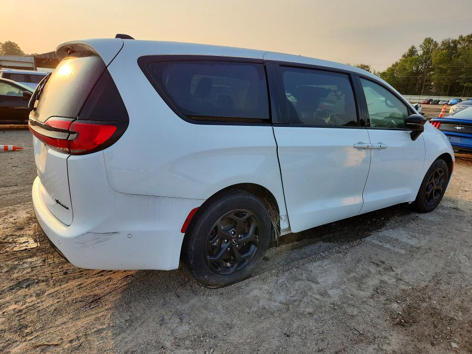 Photo 3 from auction – 2024 CHRYSLER PACIFICA with VIN 2C4RC1S71RR158428