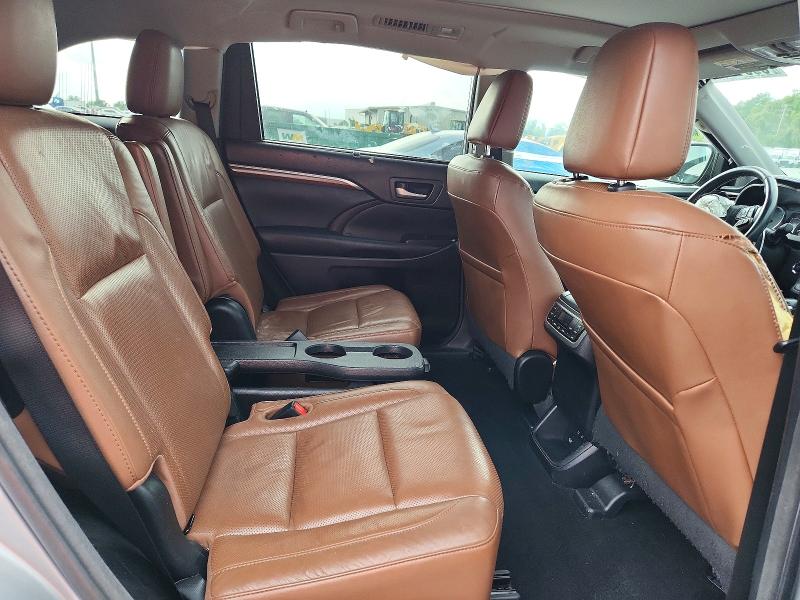 Photo 11 from auction – 2018 TOYOTA HIGHLANDER with VIN 5TDYZRFH6JS237844