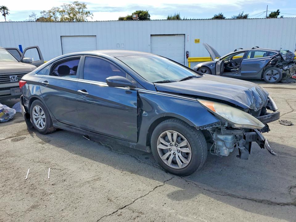 Photo 4 from auction – 2011 HYUNDAI SONATA with VIN 5NPEB4AC3BH264769
