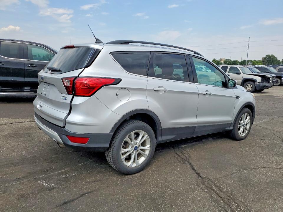 Photo 3 from auction – 2019 FORD ESCAPE with VIN 1FMCU9HD3KUC26652