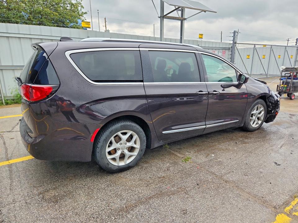 Photo 3 from auction – 2017 CHRYSLER PACIFICA with VIN 2C4RC1EG4HR729145