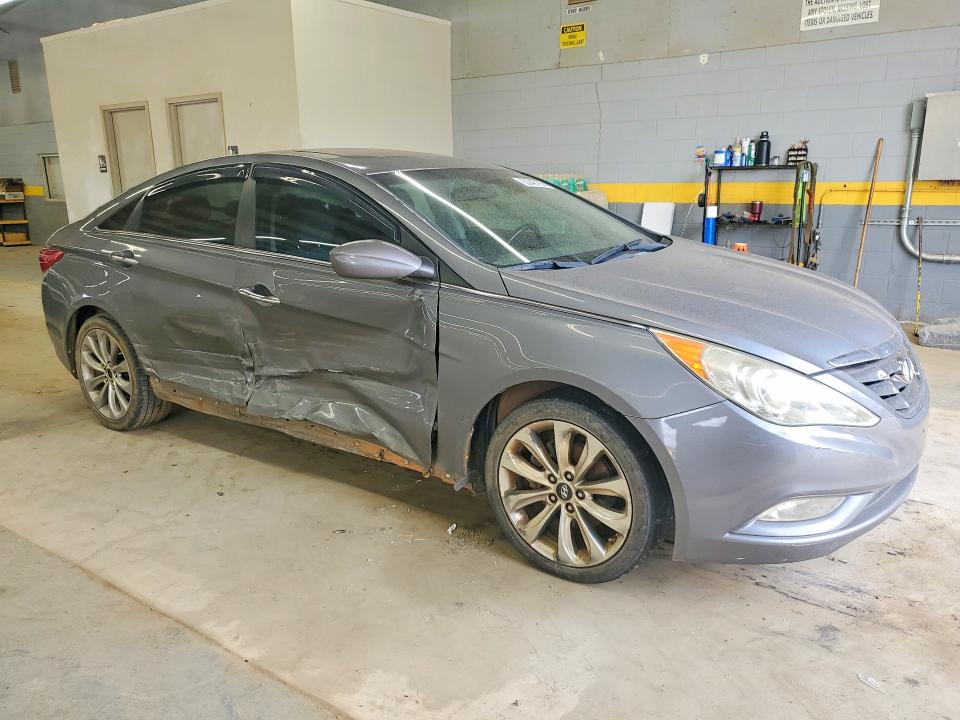 Photo 4 from auction – 2011 HYUNDAI SONATA with VIN 5NPEC4AC6BH223811