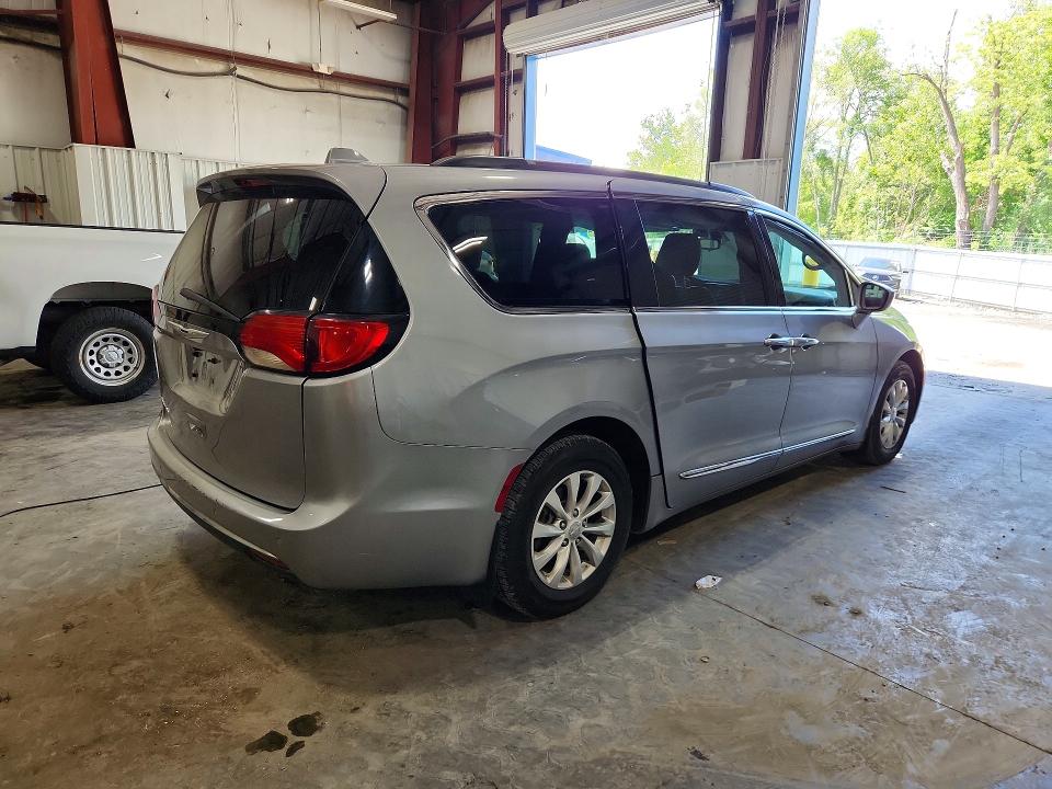 Photo 3 from auction – 2017 CHRYSLER PACIFICA with VIN 2C4RC1BG6HR609920