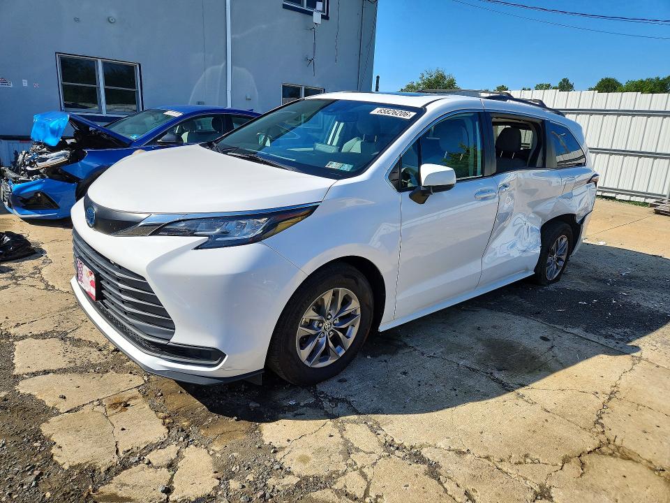 TOYOTA SIENNA 2022 with VIN 5TDBSKFC4NS044376 - Photo from auction