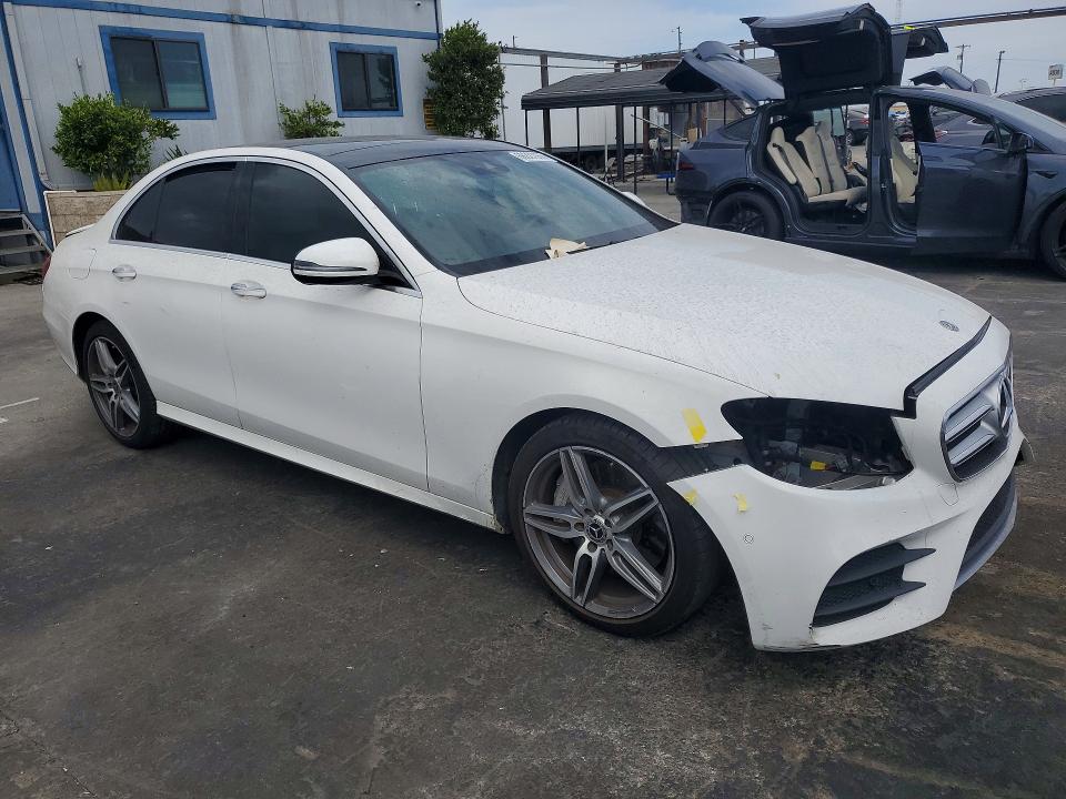 Photo 4 from auction – 2018 MERCEDES-BENZ E with VIN WDDZF4JB5JA406399