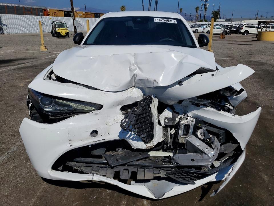 Photo 5 from auction – 2020 ALFA ROMEO GIULIA with VIN ZARFAMAN4L7634289