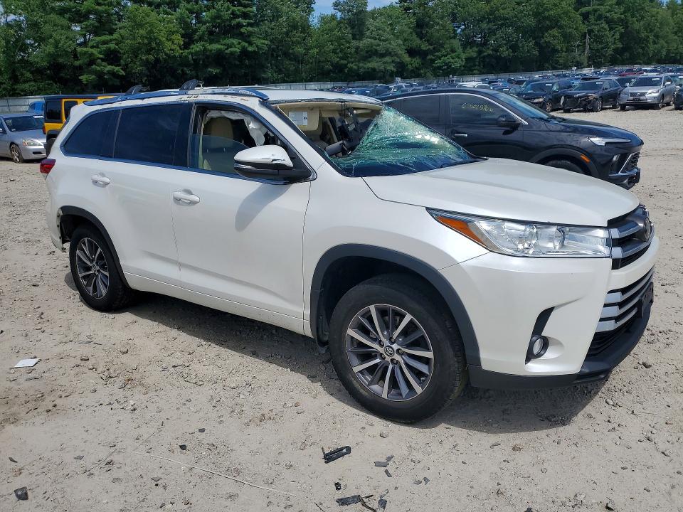 Photo 4 from auction – 2018 TOYOTA HIGHLANDER with VIN 5TDJZRFH8JS841770
