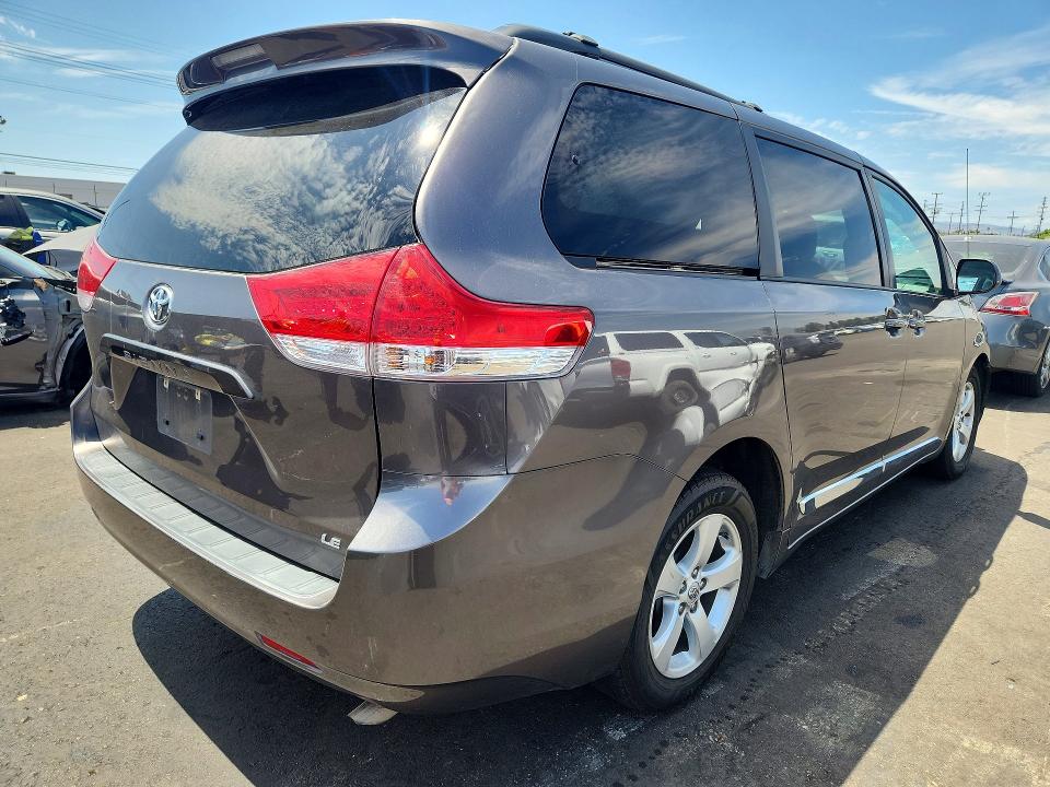 Photo 3 from auction – 2013 TOYOTA SIENNA with VIN 5TDKK3DC3DS400792