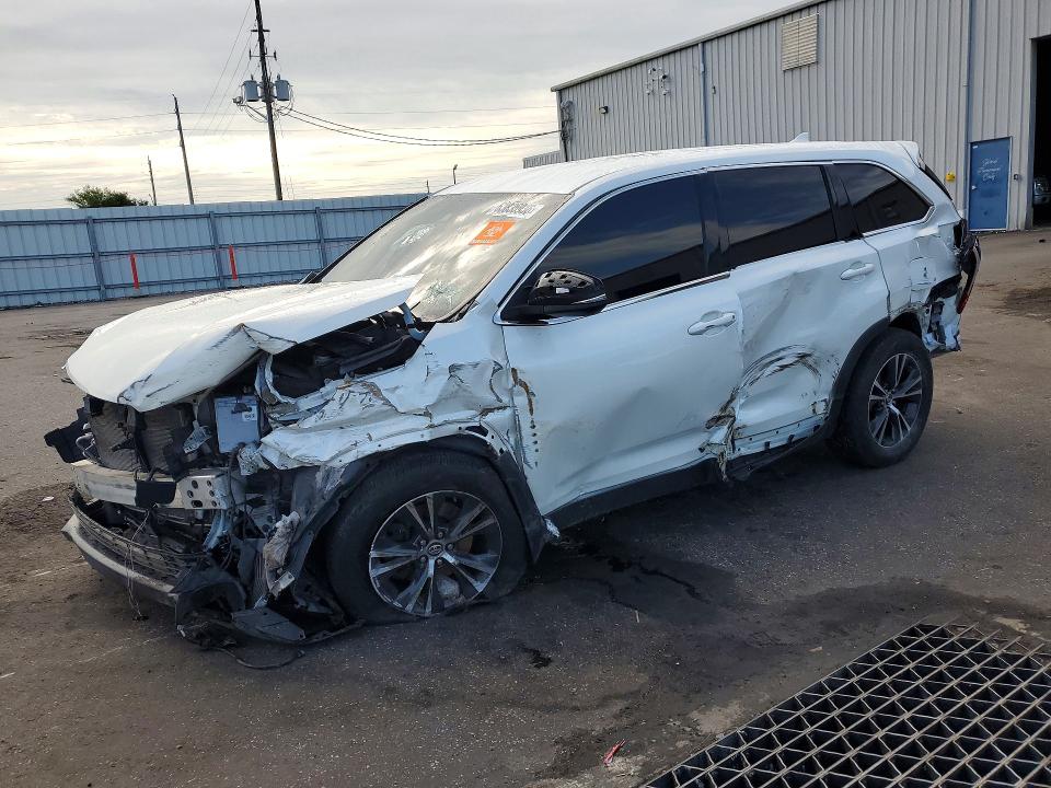 TOYOTA HIGHLANDER 2019 with VIN 5TDBZRFH2KS734719 - Photo from auction
