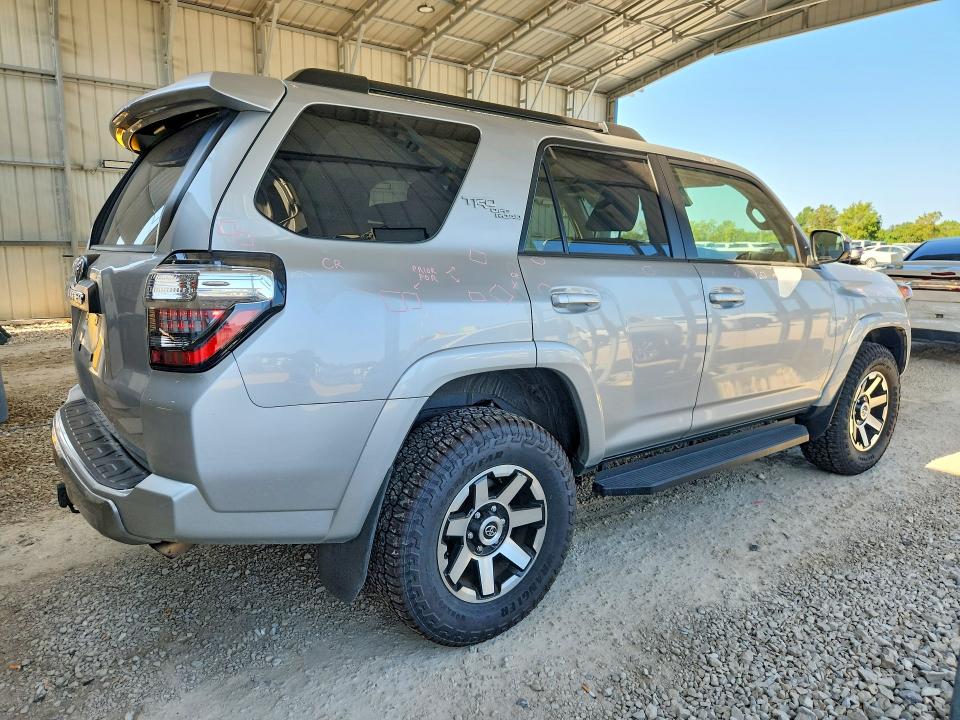 Photo 3 from auction – 2020 TOYOTA 4RUNNER with VIN JTEBU5JR6L5824935