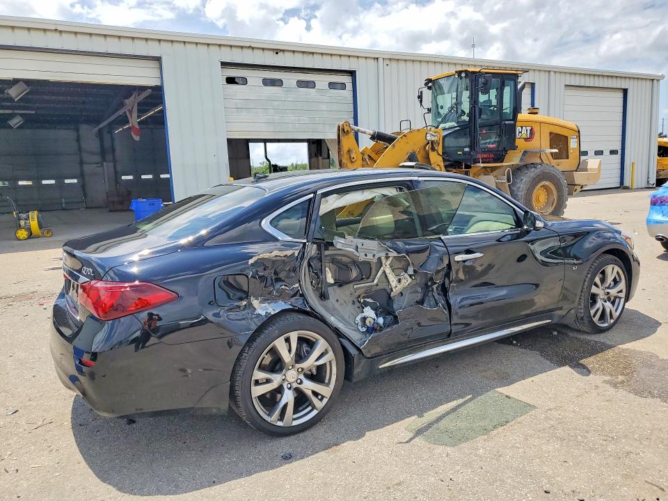 Photo 3 from auction – 2017 INFINITI Q70L with VIN JN1BY1PP7HM170552