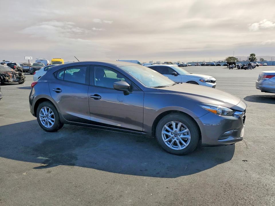Foto 4 de la subasta – 2018 MAZDA 3 con VIN 3MZBN1K75JM203584