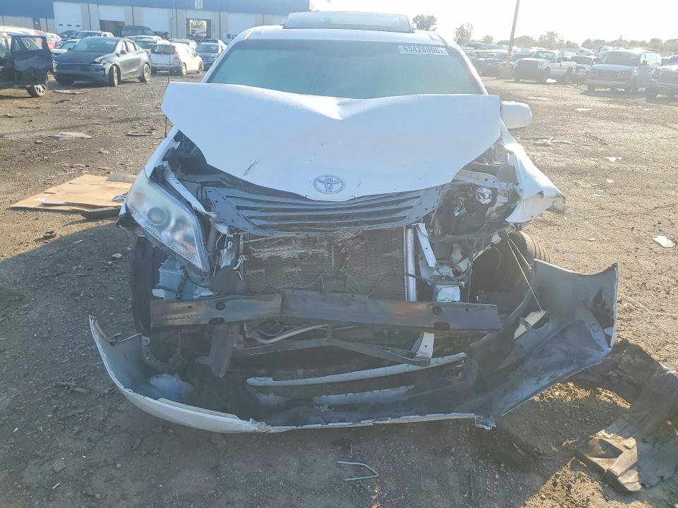 Photo 5 from auction – 2011 TOYOTA SIENNA with VIN 5TDYK3DC3BS114433
