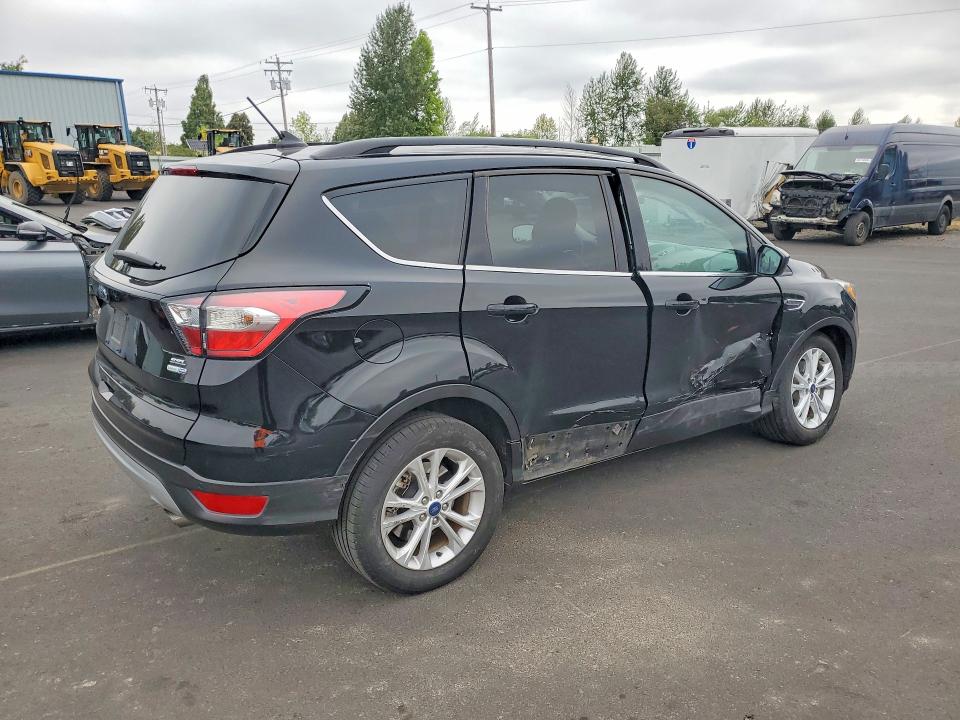 Photo 3 from auction – 2018 FORD ESCAPE with VIN 1FMCU9HD8JUA57436