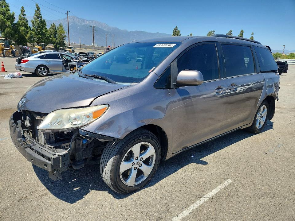 2015 TOYOTA SIENNA - Търг №63370596