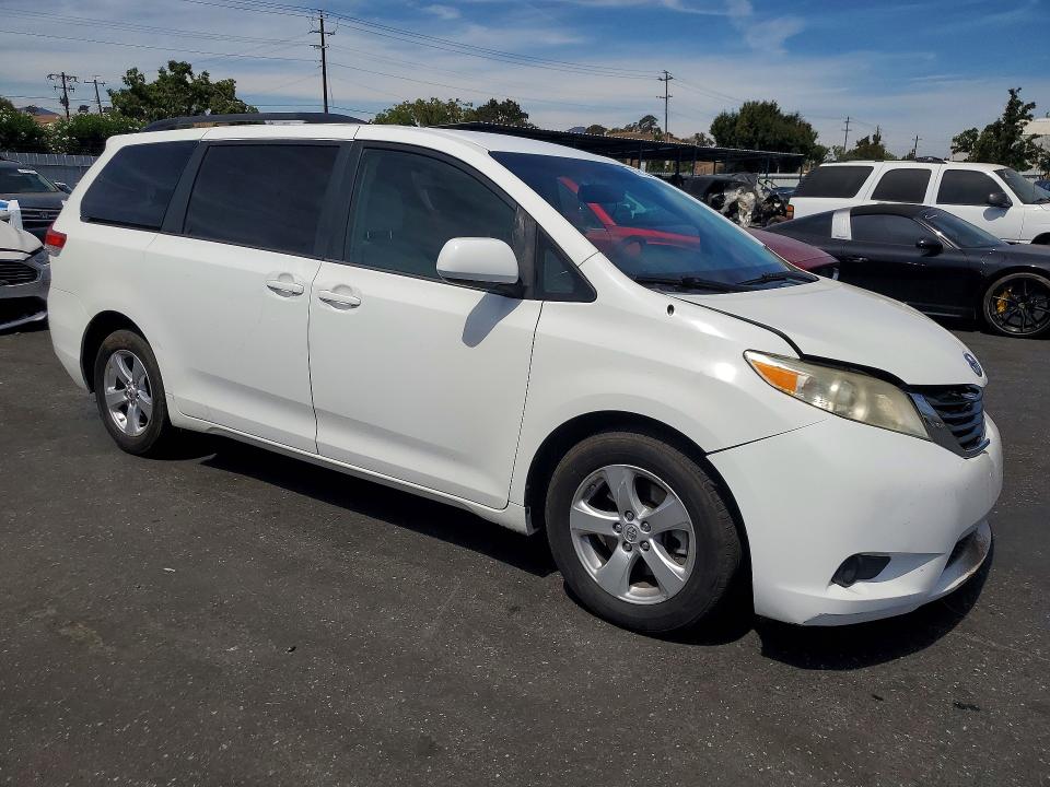 Photo 4 from auction – 2013 TOYOTA SIENNA with VIN 5TDKK3DC2DS317788