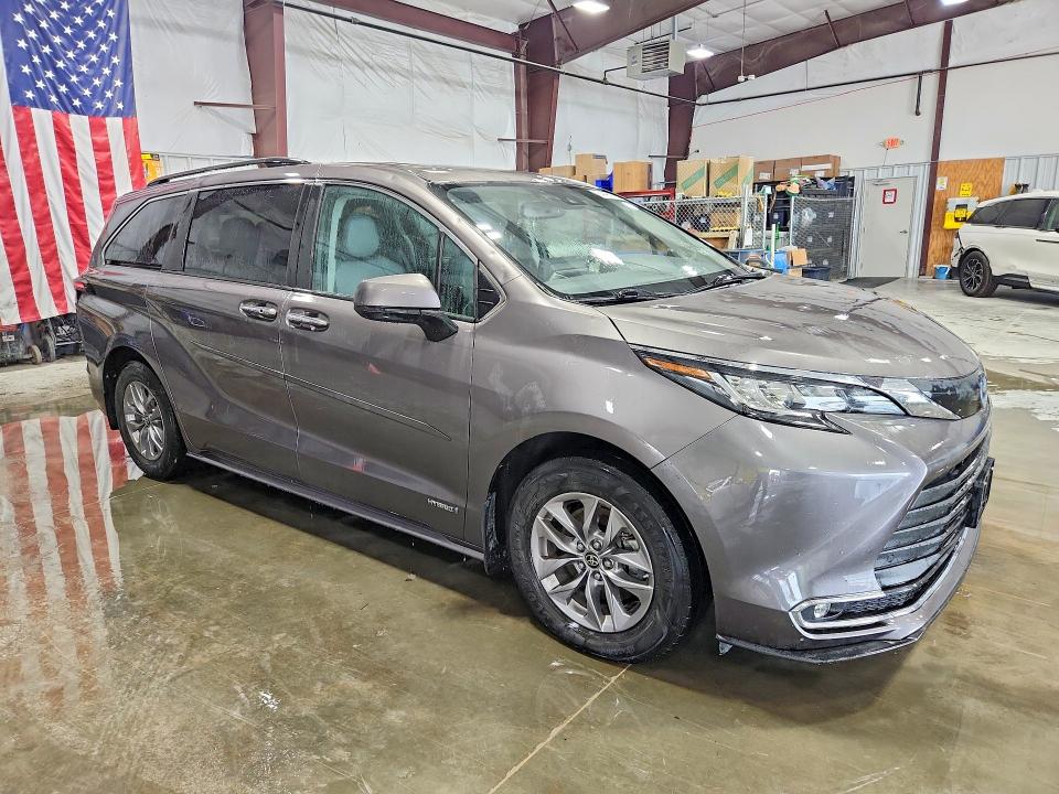 Photo 4 from auction – 2021 TOYOTA SIENNA with VIN 5TDJRKEC2MS047994