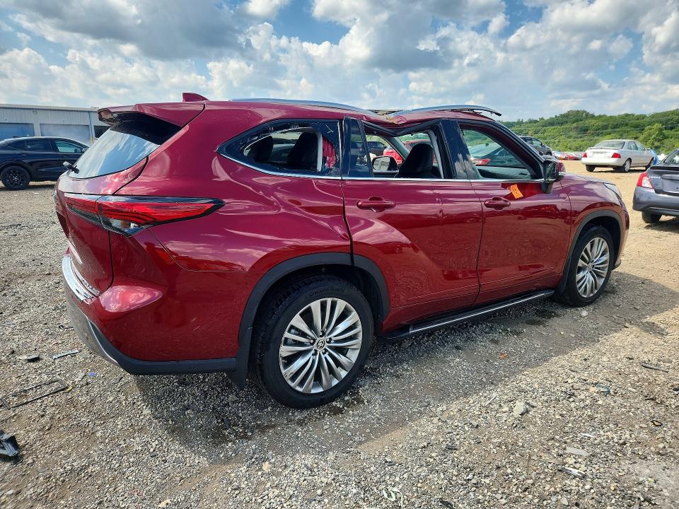 Photo 3 from auction – 2022 TOYOTA HIGHLANDER with VIN 5TDFZRBH0NS193813