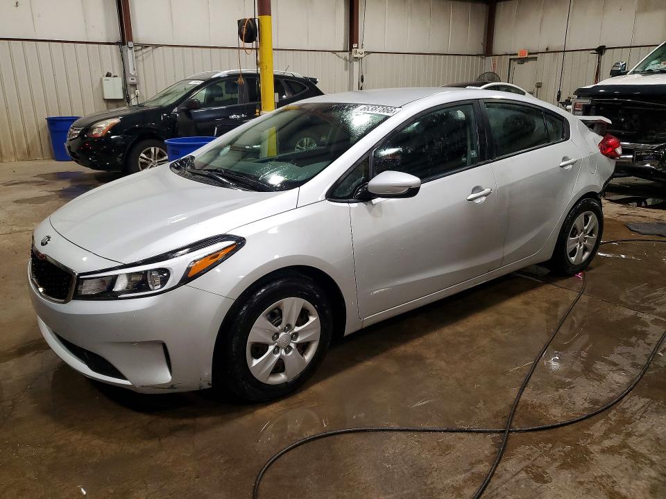 KIA FORTE 2017 مع رقم تعريف المركبة 3KPFK4A70HE107060 - صورة من المزاد