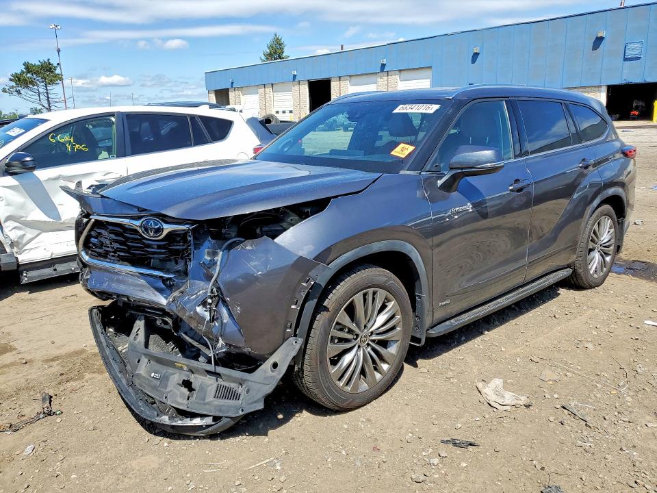 TOYOTA HIGHLANDER 2021 z numerem VIN 5TDEBRCH0MS049059 - Zdjęcie z aukcji