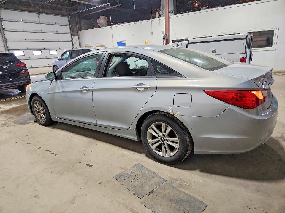 Photo 2 from auction – 2011 HYUNDAI SONATA with VIN 5NPEB4AC9BH079304